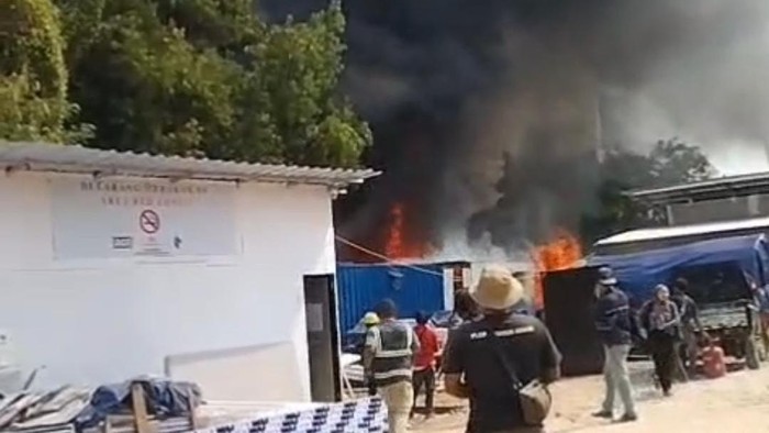 Bedeng Logistik Proyek Dekat RS PIK Terbakar, Asap Pekat Membubung